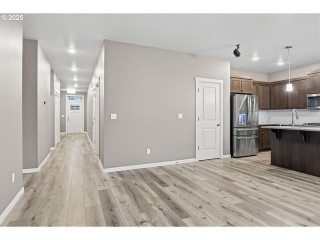 1396 DAHLIA St, Woodburn, OR 97071