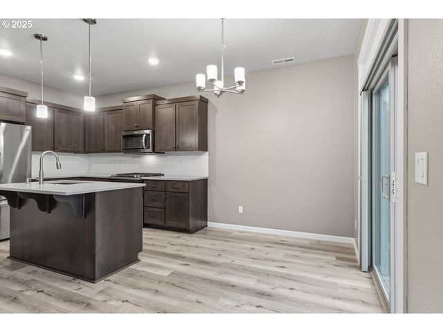 1396 DAHLIA St, Woodburn, OR 97071