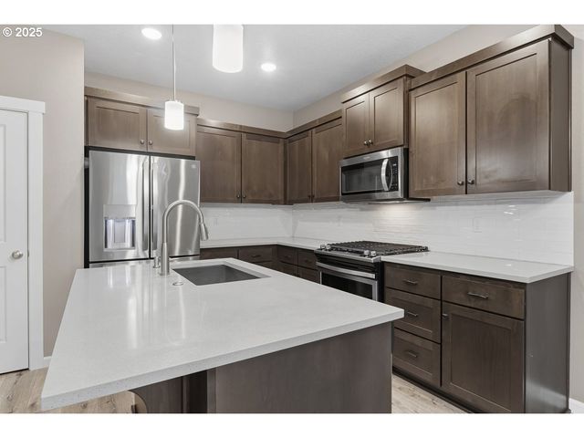 1396 DAHLIA St, Woodburn, OR 97071