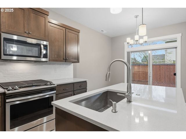 1396 DAHLIA St, Woodburn, OR 97071