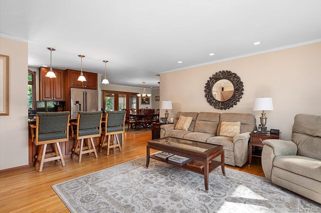 7 Layne Way, Northport, NY 11768