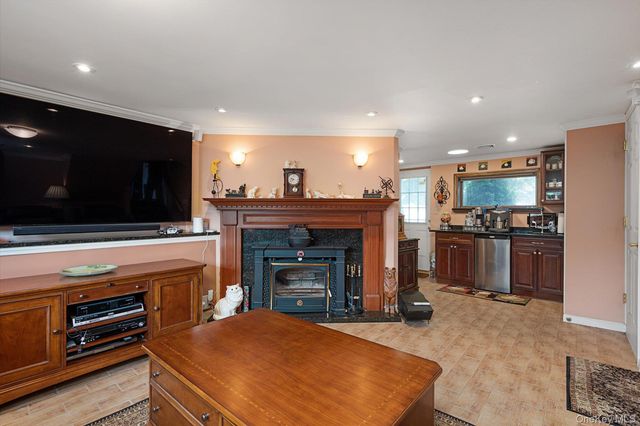 7 Layne Way, Northport, NY 11768