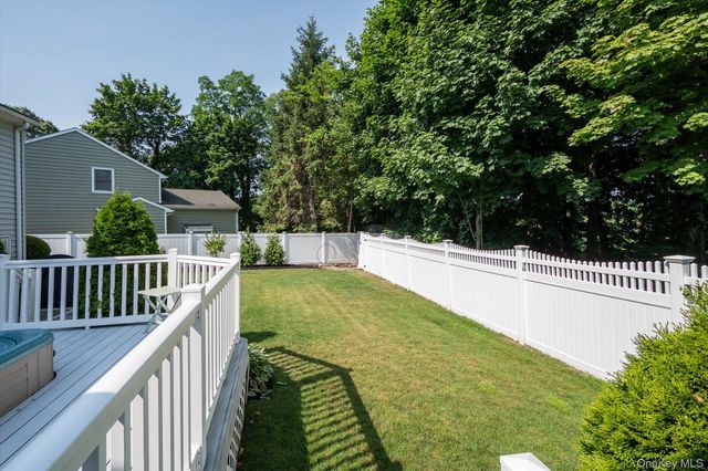 7 Layne Way, Northport, NY 11768