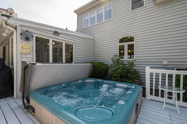 7 Layne Way, Northport, NY 11768