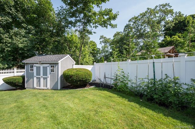 7 Layne Way, Northport, NY 11768