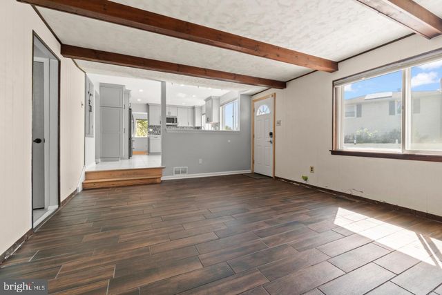 6 STONEBRIDGE RD, Cherry Hill, NJ 08003