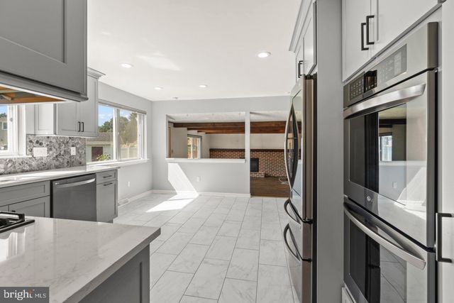 6 STONEBRIDGE RD, Cherry Hill, NJ 08003