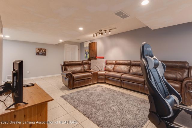 2212 Beechnut Trail, Holt, MI 48842