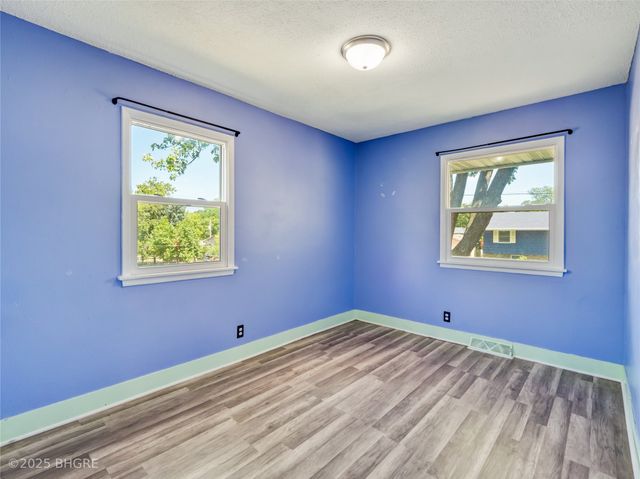 3902 E 40th Street, Des Moines, IA 50317