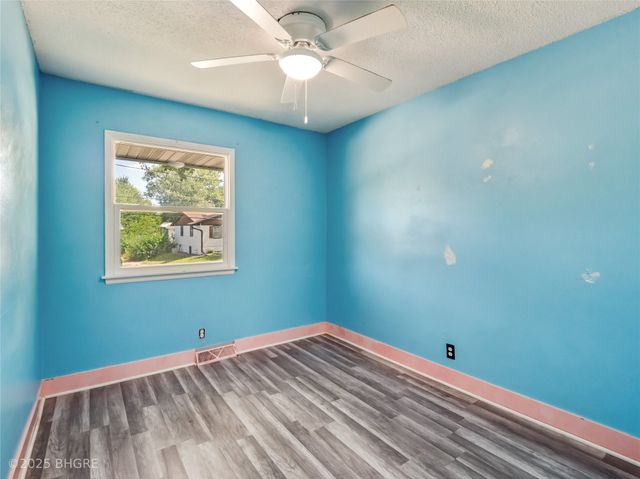 3902 E 40th Street, Des Moines, IA 50317