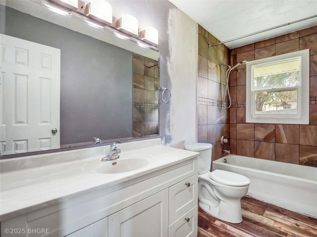 3902 E 40th Street, Des Moines, IA 50317