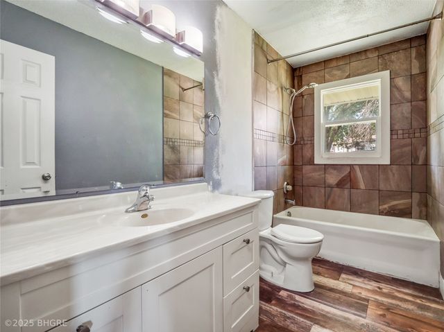 3902 E 40th Street, Des Moines, IA 50317