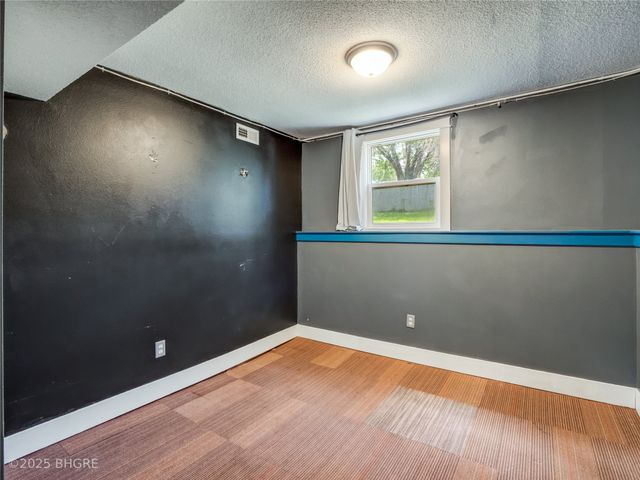 3902 E 40th Street, Des Moines, IA 50317