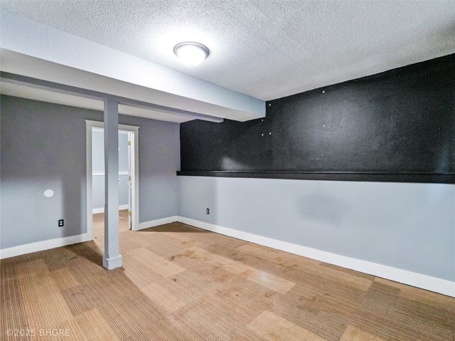 3902 E 40th Street, Des Moines, IA 50317