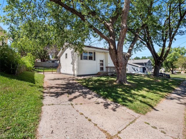 3902 E 40th Street, Des Moines, IA 50317