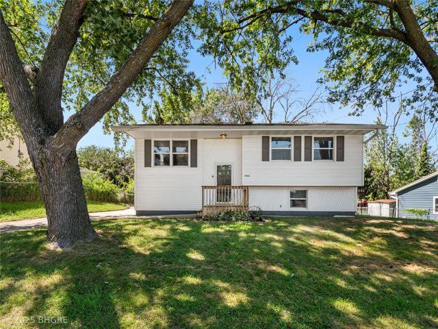 3902 E 40th Street, Des Moines, IA 50317