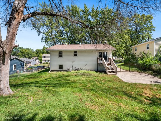 3902 E 40th Street, Des Moines, IA 50317