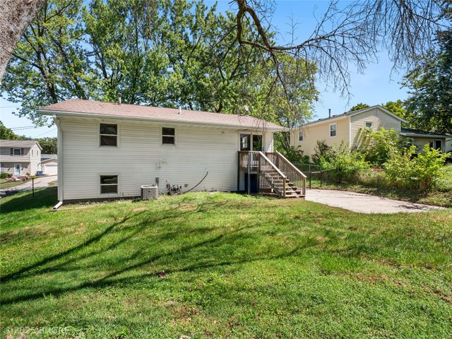 3902 E 40th Street, Des Moines, IA 50317