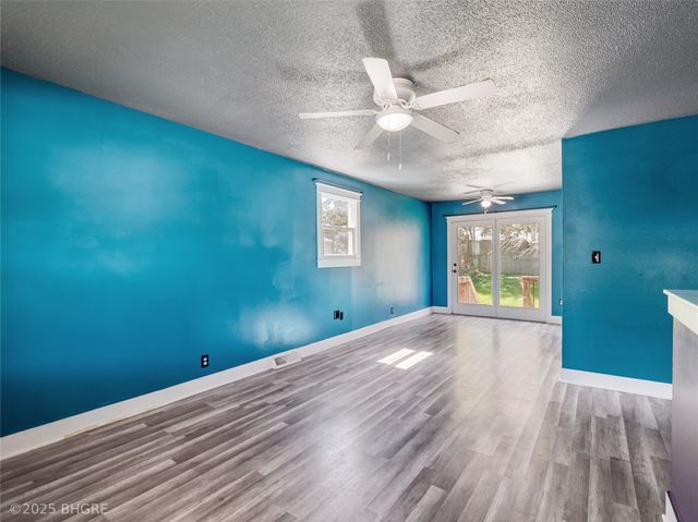 3902 E 40th Street, Des Moines, IA 50317