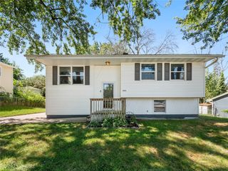 3902 E 40th Street, Des Moines, IA 50317
