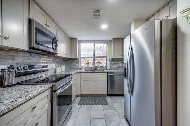 12 Village Green Court, Denison, TX 75020