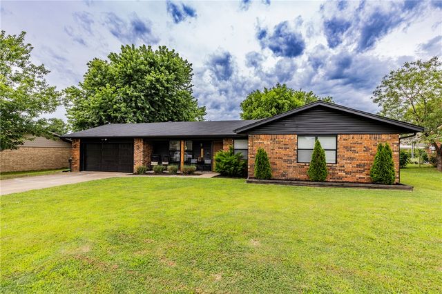 1307 W Banz Road, Rogers, AR 72758