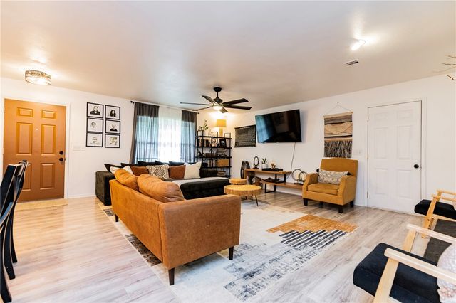 1307 W Banz Road, Rogers, AR 72758