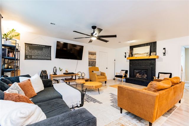 1307 W Banz Road, Rogers, AR 72758