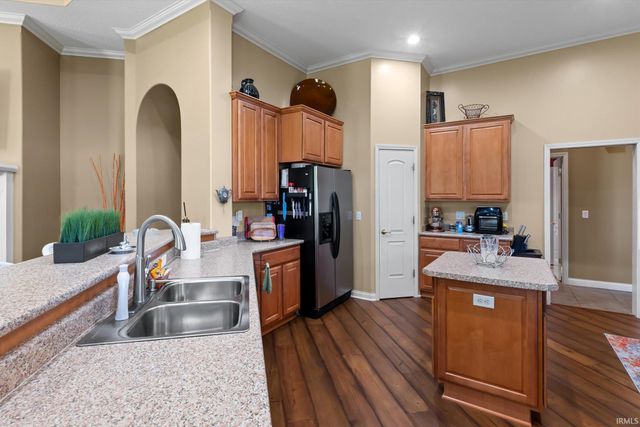 5813 Wayne Trace, Fort Wayne, IN 46816