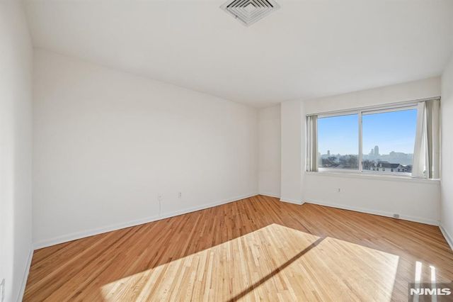 364 PALISADE Avenue 5E, Cliffside Park, NJ 07010