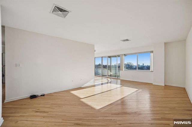 364 PALISADE Avenue 5E, Cliffside Park, NJ 07010