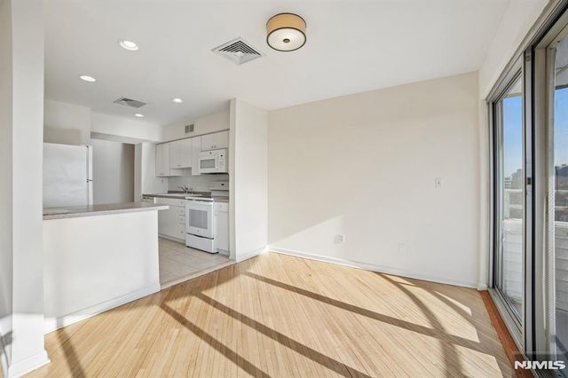 364 PALISADE Avenue 5E, Cliffside Park, NJ 07010