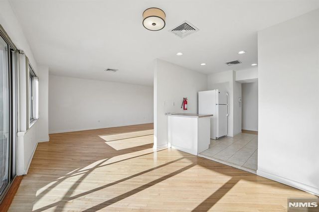 364 PALISADE Avenue 5E, Cliffside Park, NJ 07010