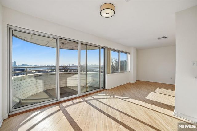 364 PALISADE Avenue 5E, Cliffside Park, NJ 07010