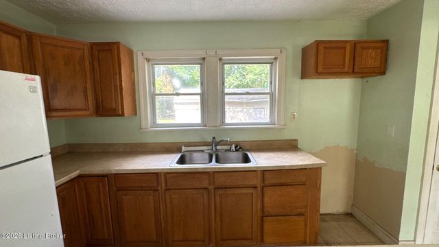 4715 S 1st St, Louisville, KY 40214