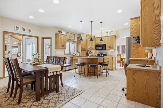 645 Evergreen Circle, Oxbow, ND 58047