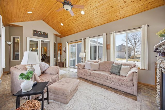 645 Evergreen Circle, Oxbow, ND 58047