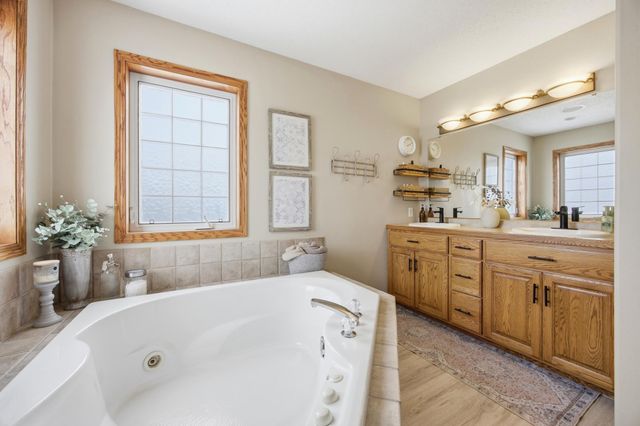 645 Evergreen Circle, Oxbow, ND 58047