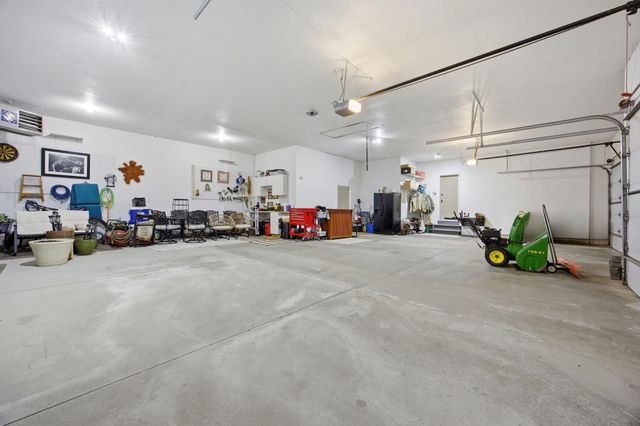 645 Evergreen Circle, Oxbow, ND 58047