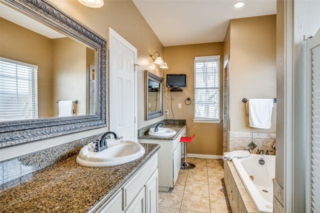4601 Edge Creek Lane, Arlington, TX 76017