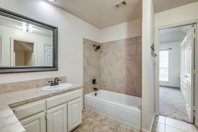 4601 Edge Creek Lane, Arlington, TX 76017