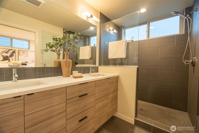 4413 Meridian Avenue N, Seattle, WA 98103