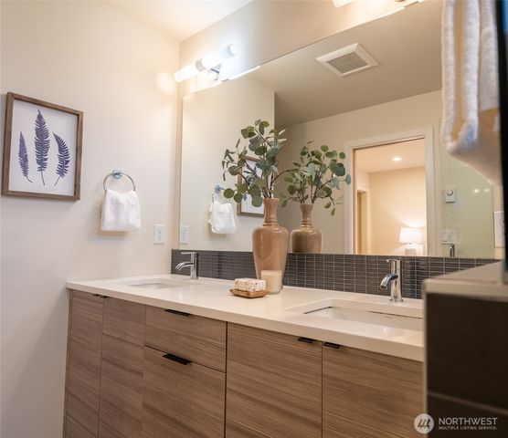 4413 Meridian Avenue N, Seattle, WA 98103