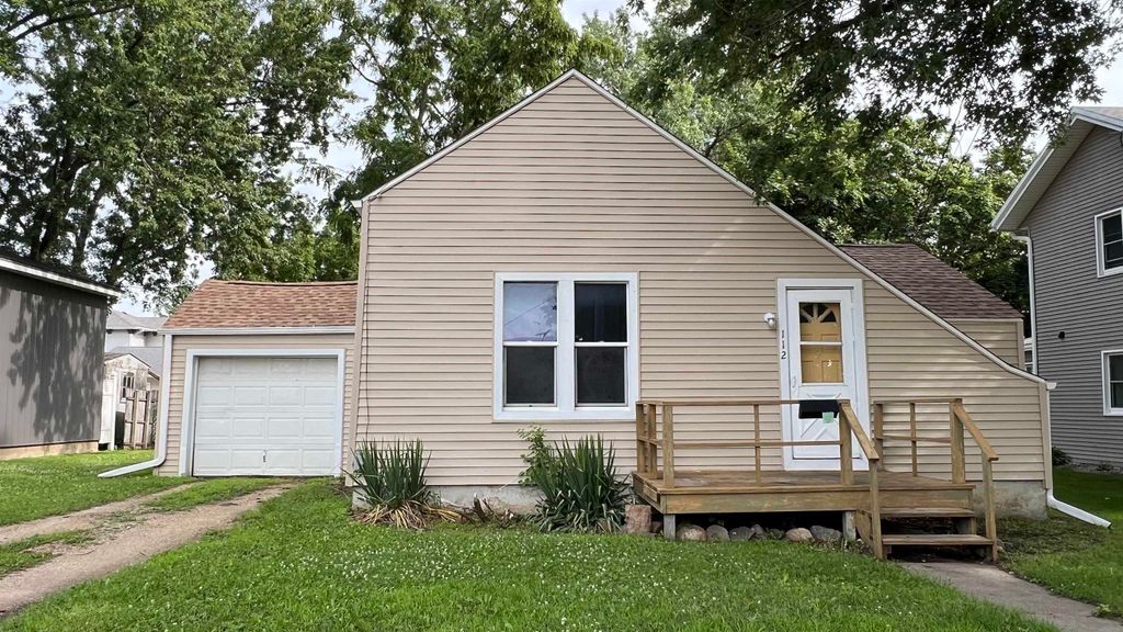 112 E Hale Street, New Hampton, IA 50659