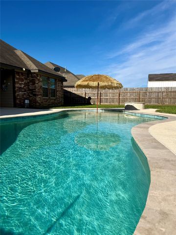 112 Jefferson, Clute, TX 77531