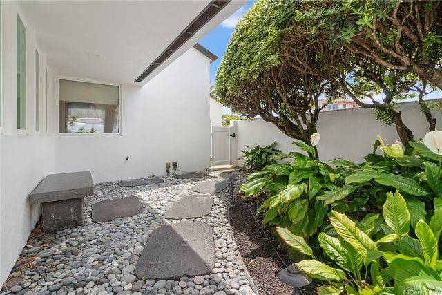 2039 Laukahi Street, Honolulu, HI 96821