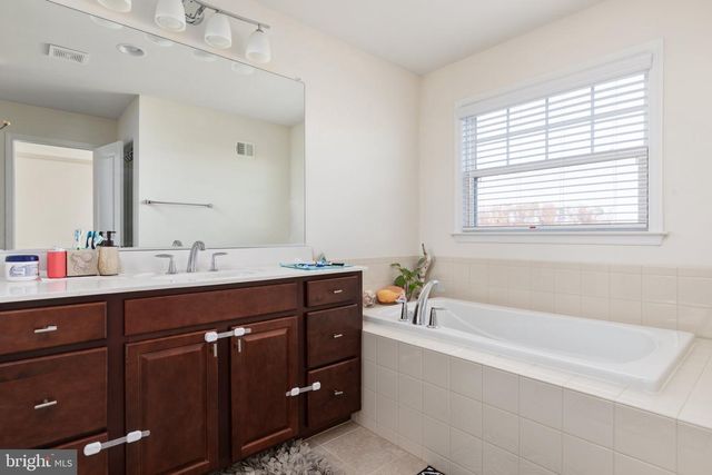 42304 LANCASTER WOODS SQ, Chantilly, VA 20152