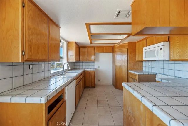 16924 Crestview, Victorville, CA 92395