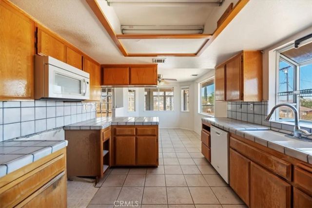 16924 Crestview, Victorville, CA 92395