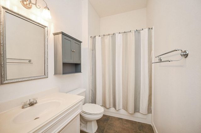 18 Crest Gate, Houston, TX 77082